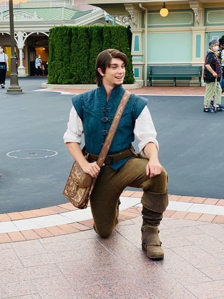 ディズニーランドで超絶かっこいいフェイスの方を発見してしまったん Yahoo 知恵袋