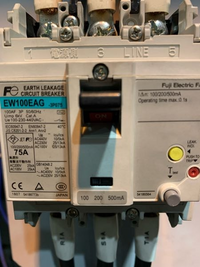 緊急です！このブレーカーのテストボタンを押したら、スイッチがオンに  