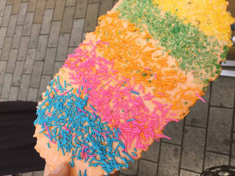 らくがきせんべいが大好きで、お祭りに行くと3枚は必ず食べるのです
