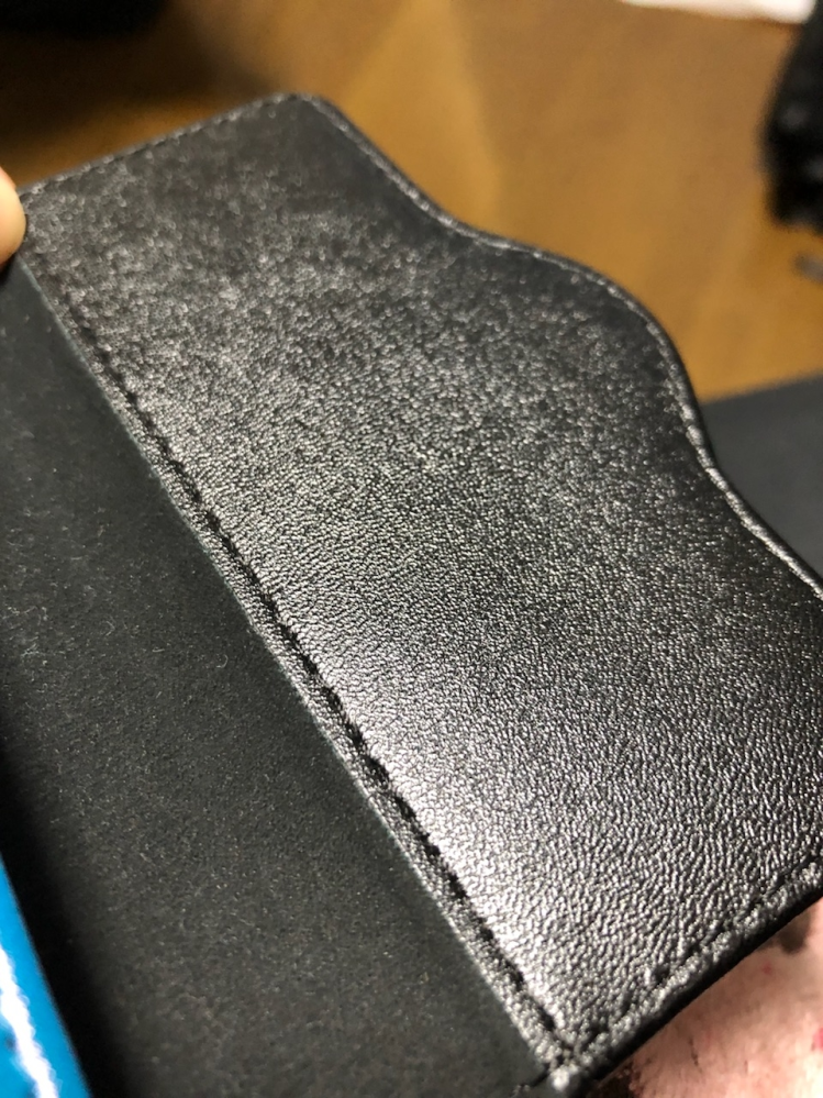 合皮（？）のキーチェーンなんですが、 油性ペンでサインしてもらうのはアリですか？ 全然乾かなかったり、乾いてもすぐに落ちたりしますか？ 三菱の金/銀どちらかの油性ペンで書いてもらおうかと思っています