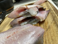 カレイの煮付けを作ろうと思ったのですが 上の切り身に付いている白いものはな Yahoo 知恵袋