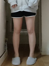 彼氏に足太いし 短いから足を出すな と言われました この足は太いと思います Yahoo 知恵袋