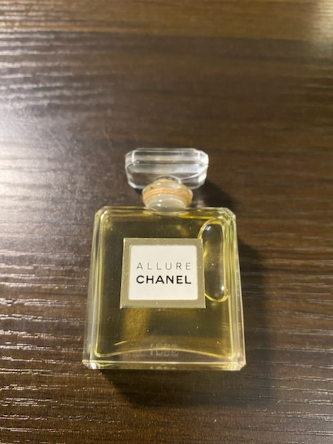 どなたかこの香水の開け方わかる方いらっしゃいませんかシャネルのア