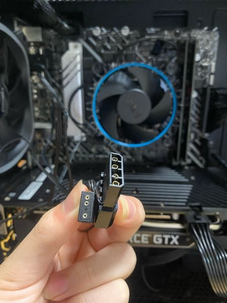 自作PCを組んでいるのですが、このケースファンのケーブルはどこに