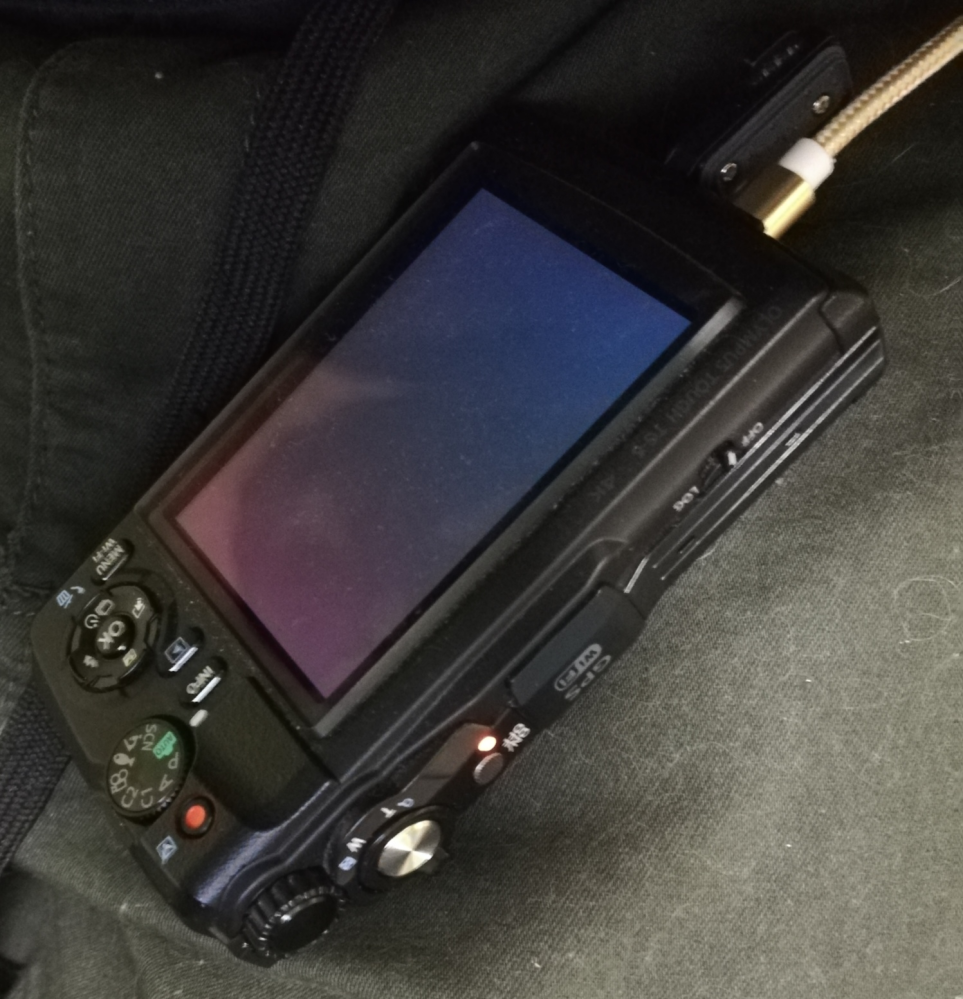 TG-6のデジカメなんですが、ずっとオレンジのランプが点灯した