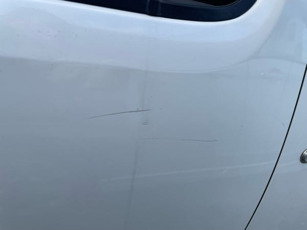 ぶつけたり、こすった記憶もなく今朝見るとこのような傷があったので