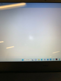 ノートパソコンの液晶に白いシミのような１箇所だけ変色している所がありますどうすれば元の通りになりますか？ 