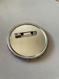 至急お願い致します。メルカリにて購入した缶バッジです。目立っ 至急お願い致します。メルカリにて購入した缶バッジです。目立っ