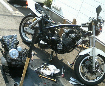 こんばんは。今ゼファー400に乗っているのですがゼファーxのエンジンを