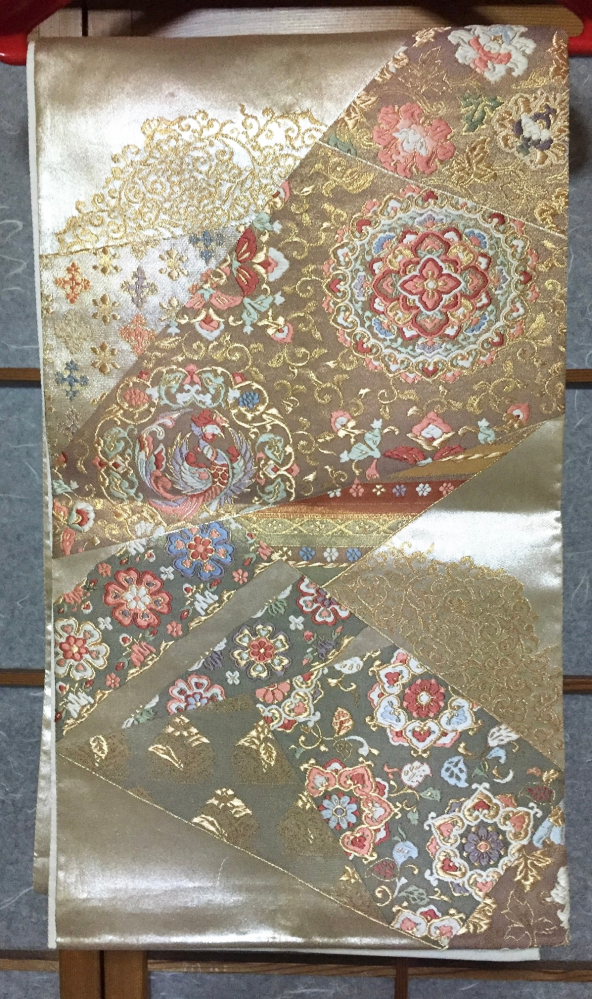 白を基調としたティアラ柄と花柄が織られた袋帯 着物-