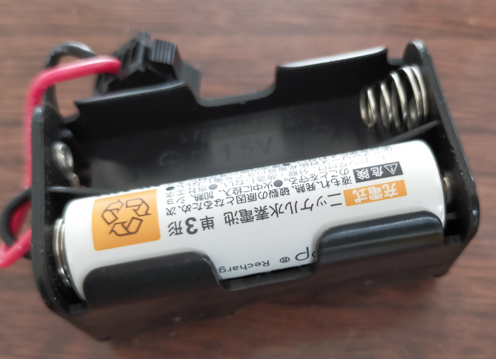 箱はありませんが、電池を入れればつきます 電池ボックスがきつくて、電池の出し入れにドライバーを使うと、電池に