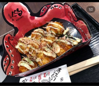大丸心斎橋のたこ焼き屋さんくくるでは、たこ焼きを頼むと道頓堀と同じような容器にはいってきますか？行ったことある人教えて下さい。 