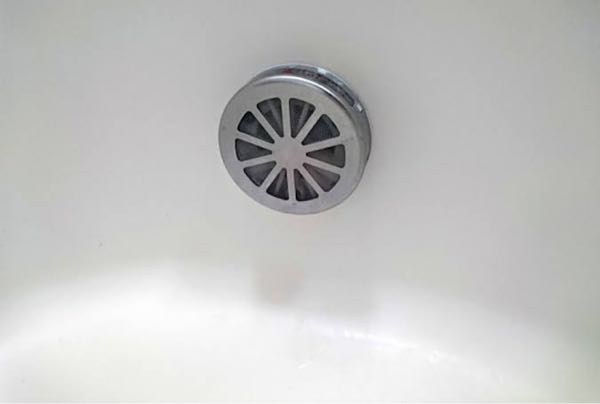 至急お風呂のお湯が出るところからいつも髪の毛とかゴミとかが出てき 