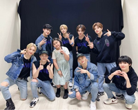 StrayKidsなのですが一緒に写真を撮ってるこの女の子は誰ですか？ 