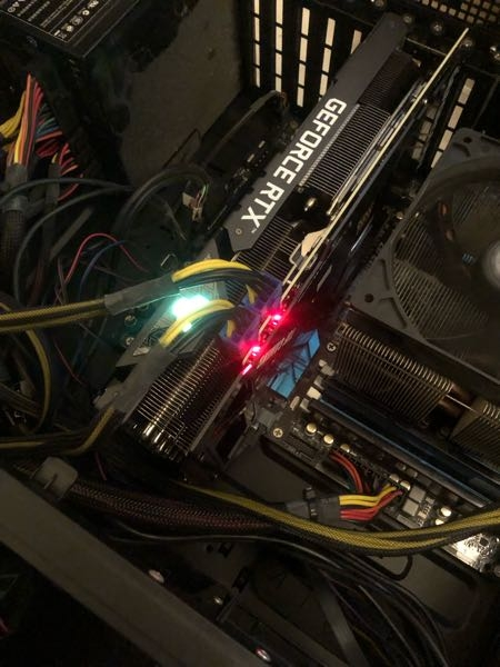 グラフィックボードが画像のとおり通電はしているのですがファンが回 