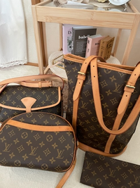 40代後半です。写真のルイ・ヴィトンのバックを持っています。ずっと  