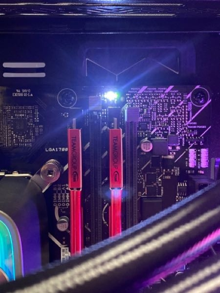 自作パソコンについて質問です。マザーボードのランプが白と緑に 自作パソコンについて質問です。マザーボードのランプが白と緑に