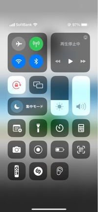 iPhoneの音量についてです。
このように急にボリュームが上がるのですが、どう言った現象でこのようなことになっているのでしょうか？
最近では外でもインスタの動画などを見ると音が出ているので、、 わかる方がいましたら教えて頂ければ幸いです。