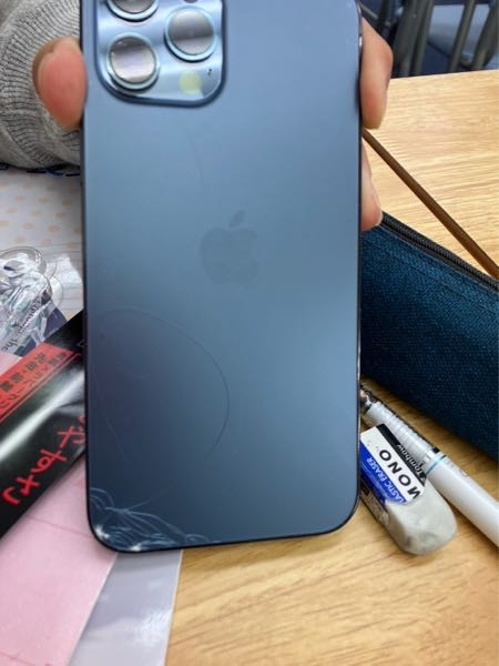 ソフトバンクのiPhone12promaxを落としてしまって背面ガラスが割