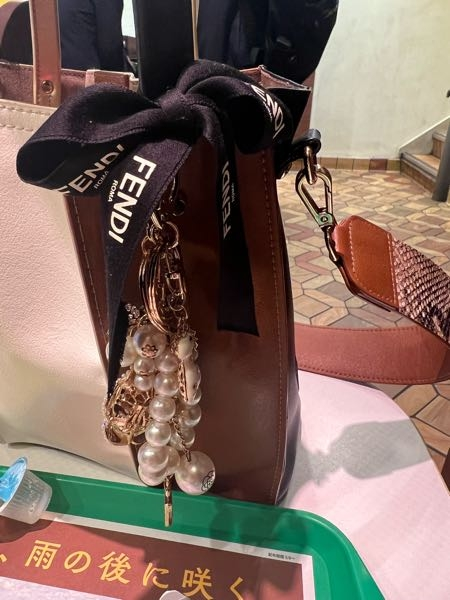 FENDIの買い物した時のリボンをこういうふうに使ったらダサいで 