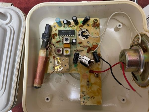 気に入っていた古いトランジスタラジオが故障しました。ハンダ付け程