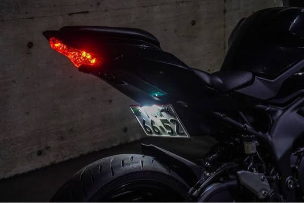ナンバーの裏ペタについて質問をします。2021年以降のバイクは下向き15