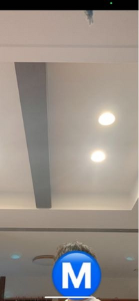 心霊写真について
見てくださりありがとうございます。
本日、自分の髪の毛の状態を確認しようとして、自分をカメラで撮ったのですが、そこに不可解なものが映り込んでました。 写真をご覧いただくとわかると思うのですが、上から手のようなものが伸びていてピースしてるように見えます(スマホを反対にすると見えやすいです)
これは一体なんなのでしょうか？
有識者の方やなにかご存知の方がいたら回答よろしくお願いします