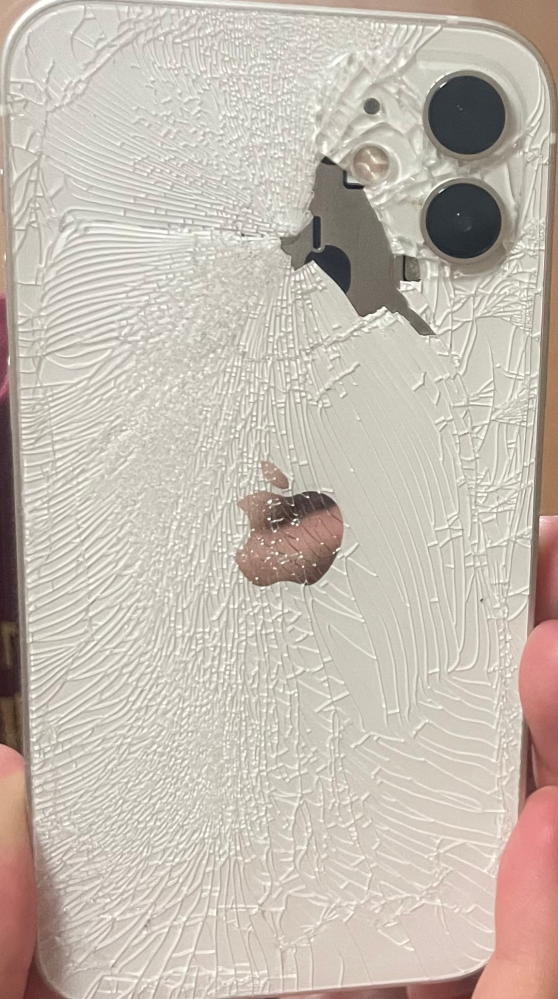 iPhoneを落としてしまって背面ガラスが少しだけ割れてしまったのですが