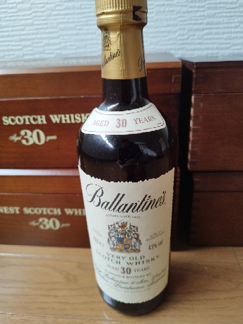 お酒に詳しい方、バランタイン30年のラベルについて質問です。 - 現