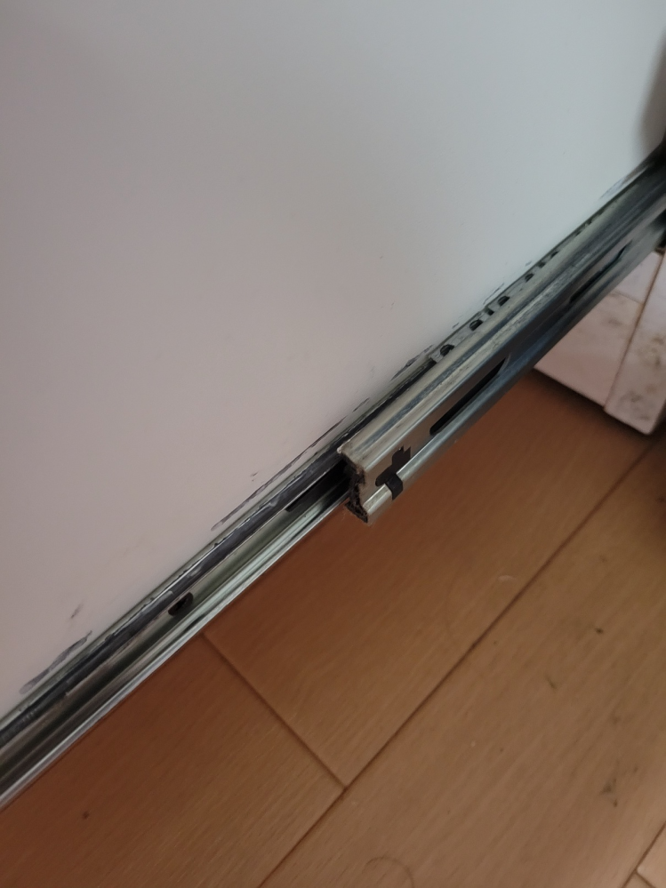 ニトリの食器棚なんですが一番したのレールが壊れてしまいました 