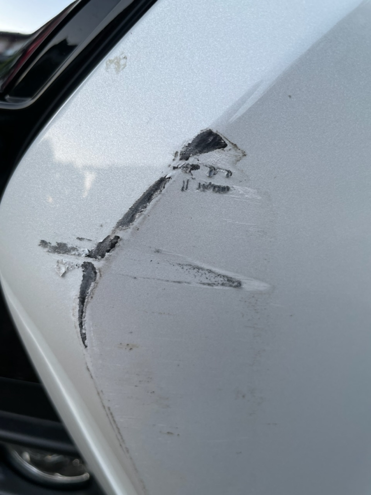 車の傷なのですが、これって前→後ろか、後ろ→前に向かって擦った傷