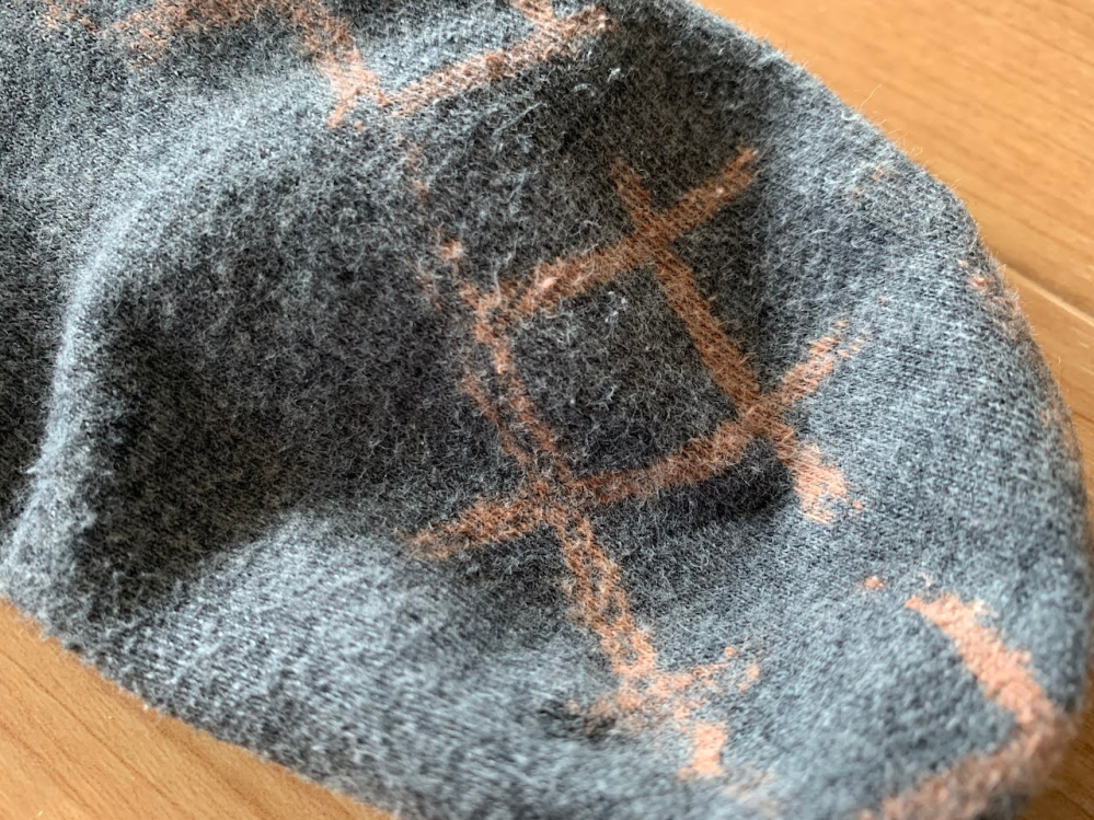 茶色が 所々色落ちしている 洗濯物の謎の色落ちについて教えてください。我が家ではドラム式洗濯機