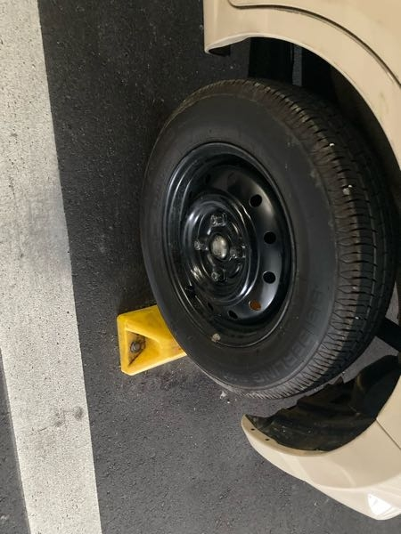 大至急！車に詳しい方に質問です！タイヤの銀色の部分が取れちゃって 