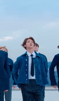 ダンスでSEVENTEENの曲を踊るのですが本人たちにかなり寄せたの衣装を... Yahoo!知恵袋