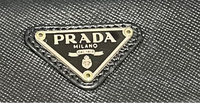 このPRADAの三角プレートは本物でしょうか？
20年以上前の物です 