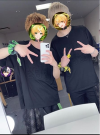 このぷりっつさんとあっきーさんの写真なんですがぷりっつさんの左手に少し傷がみえるんですけどこれってリスカ跡ですか？？ 