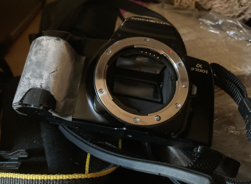 フィルムカメラに詳しい方、この白く劣化したミノルタのボディー部分