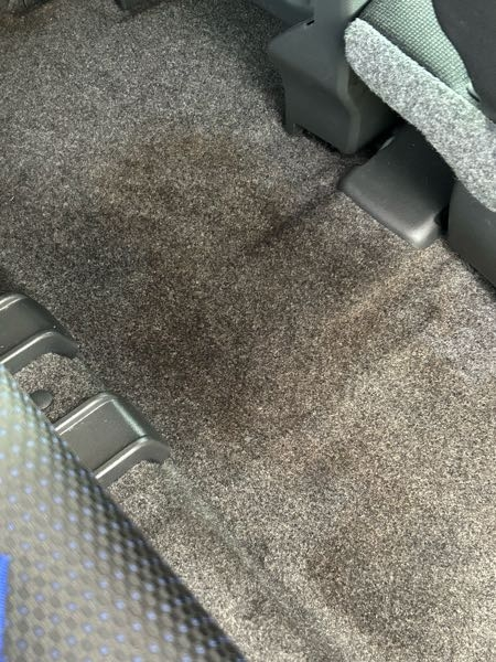 車の後部座席がシミができており拭くと茶色いのがつきます。何度も拭 