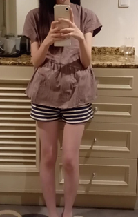 骨格ナチュラル(多分)なんですが夏とかどういう服着ればいいのかわかりません…
ナチュラルって膝見せると骨感強いからやめろとか言われてますが、私スカートとか可愛いのが好きで悲しいです( ; ; ) 夏って暑すぎて絶対肌の露出とか増えると思うんですがナチュラルってどうすればいいんですか？？
(多分)って書いてあるのですが診断がムズすぎて未だによく分かっていなくて友達にナチュラルって言われて痩...
