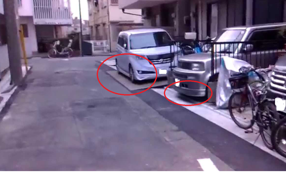 うちの近隣では縦列駐車場からはみ出している自動車があります