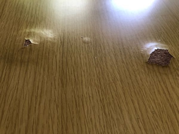 テーブルですが、ボコボコと膨らみ表面も割れてきています。何か治す 