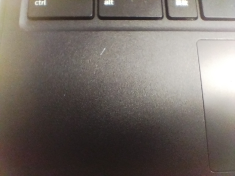 学校で使ってるクロムブックにこの白い傷？がつきました。擦ったけれ 
