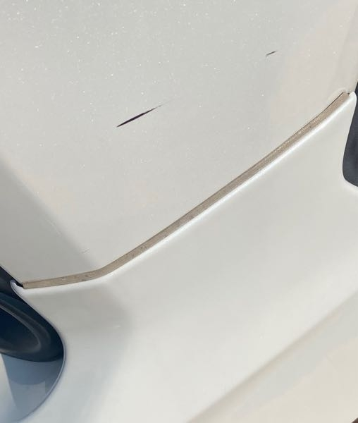 車に身に覚えの無い傷がありました。左前フロントバンパーの部分なの