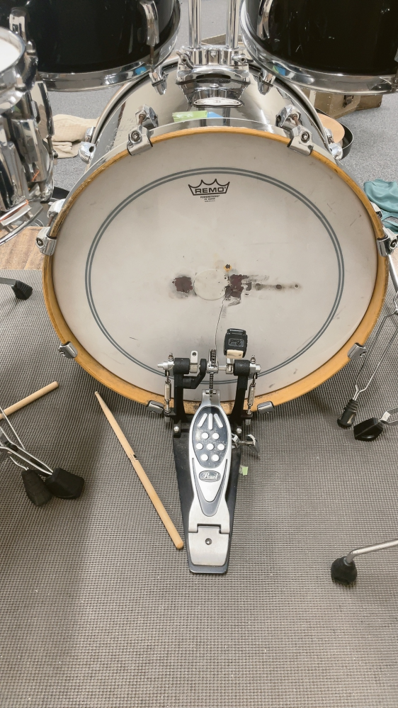 大学でドラムセットを担当しています。練習中にバスドラムの