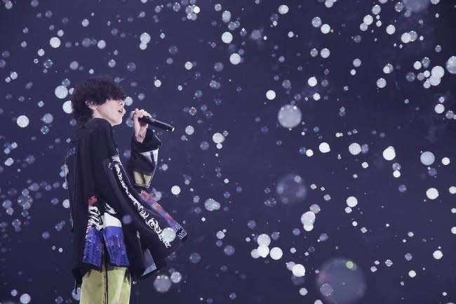 米津玄師さんが「脊椎がオパールになる頃」で着用している、ロンTと