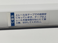 戸建て新築の引渡し後、クローゼットを見ていたらこのようなシールが貼られていました。
ハウスメーカーからは特に説明はなかったのですが、このネジ固定というのは、通常自分たちでやるものでしょうか？ 