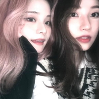 この写真の左の方のインスタ分かる人教えてほしいです！韓国のYouTuber、インフルエンサーだったと思います。普段は割と茶髪だった気がします。 