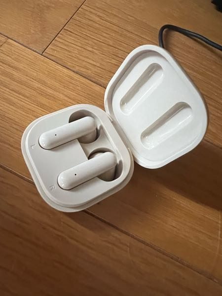 まだ買って1ヶ月も経っておらず充電付きのがバーつきです。 このワイヤレスイヤホンなんですが一回も充電してもいないし買ってから