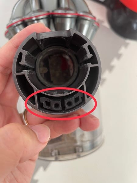 ダイソンの掃除機、本体とパイプ接続部のこの部品、皆さんのところは