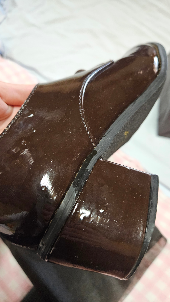 靴の修理に失敗されました。もともとは明るめの焦げ茶色だったのに黒に近い焦げ茶色になってるし、ニスでも塗ったのか刷毛のあとや気泡のあともあるしでとても残念な仕上がりです。これって普通なのでしょうか。 ちなみにこれで8800円かかりました。お金って返してもらえますかね？
